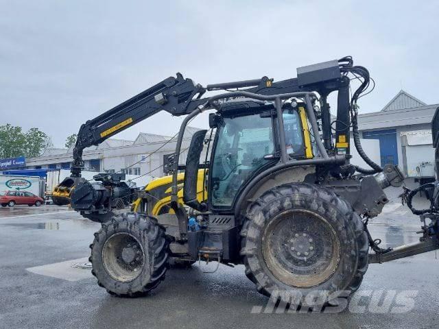 Valtra N153 Forsttraktoren