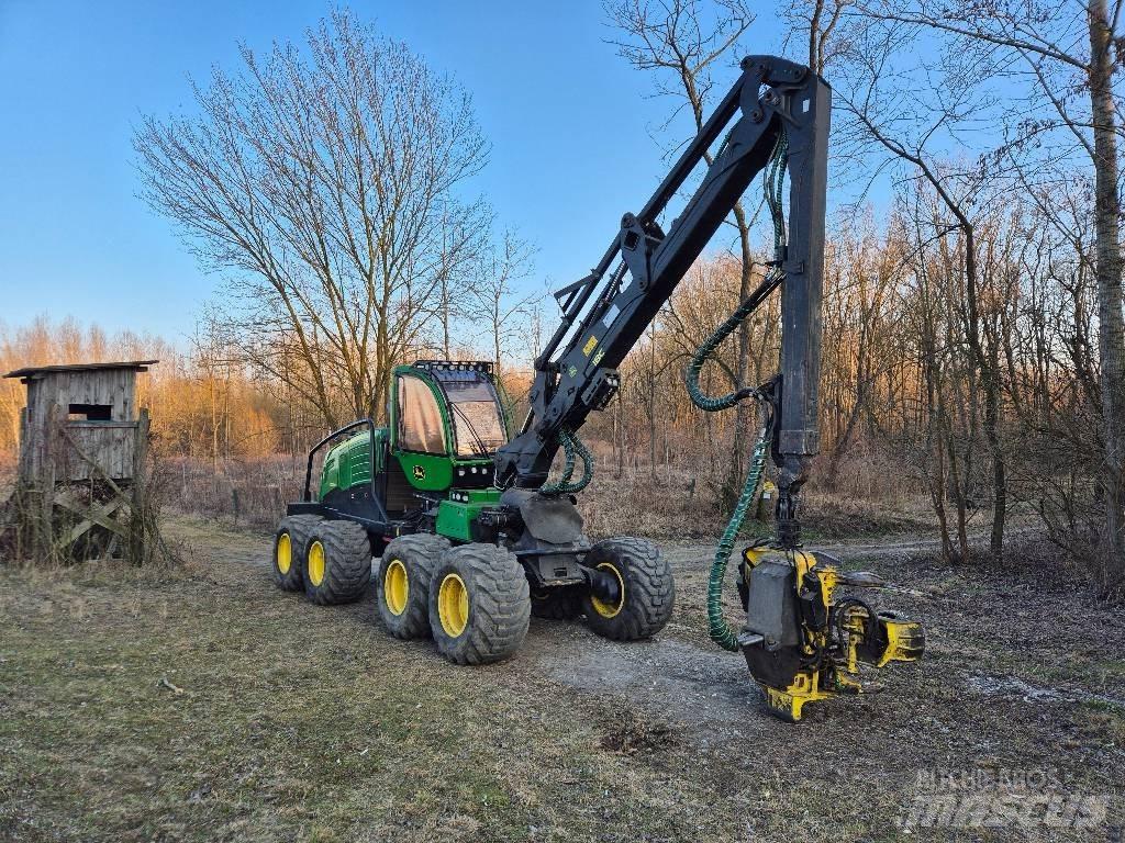 John Deere 1270 G Harvester