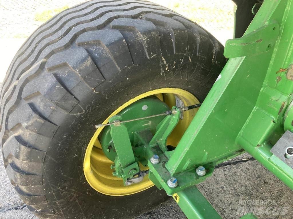 John Deere V461M Rundballenpressen