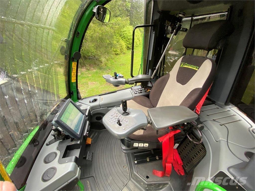 John Deere 1270 G Harvester