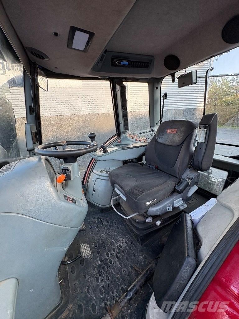 Valtra N 143 Traktoren