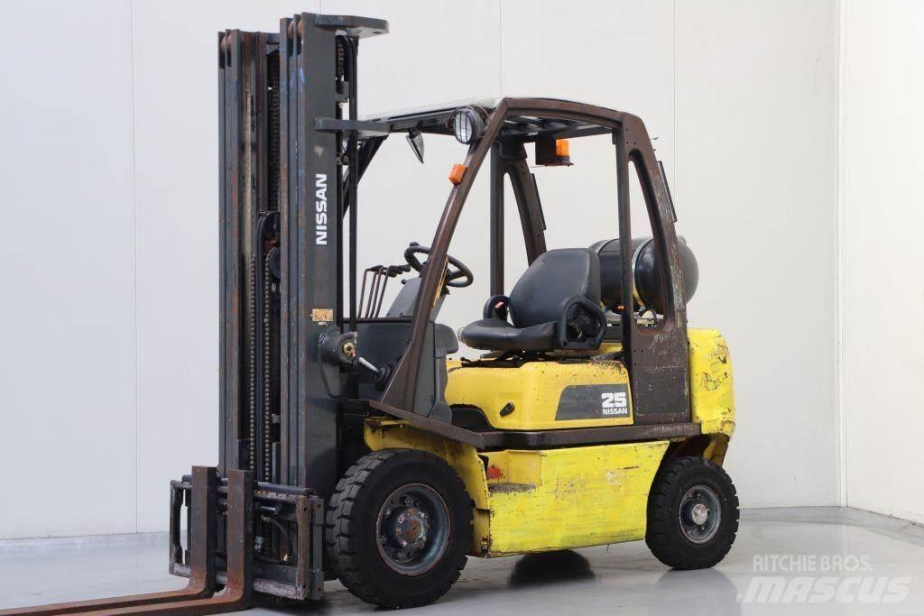 Nissan UD02A25PQ Gasstapler