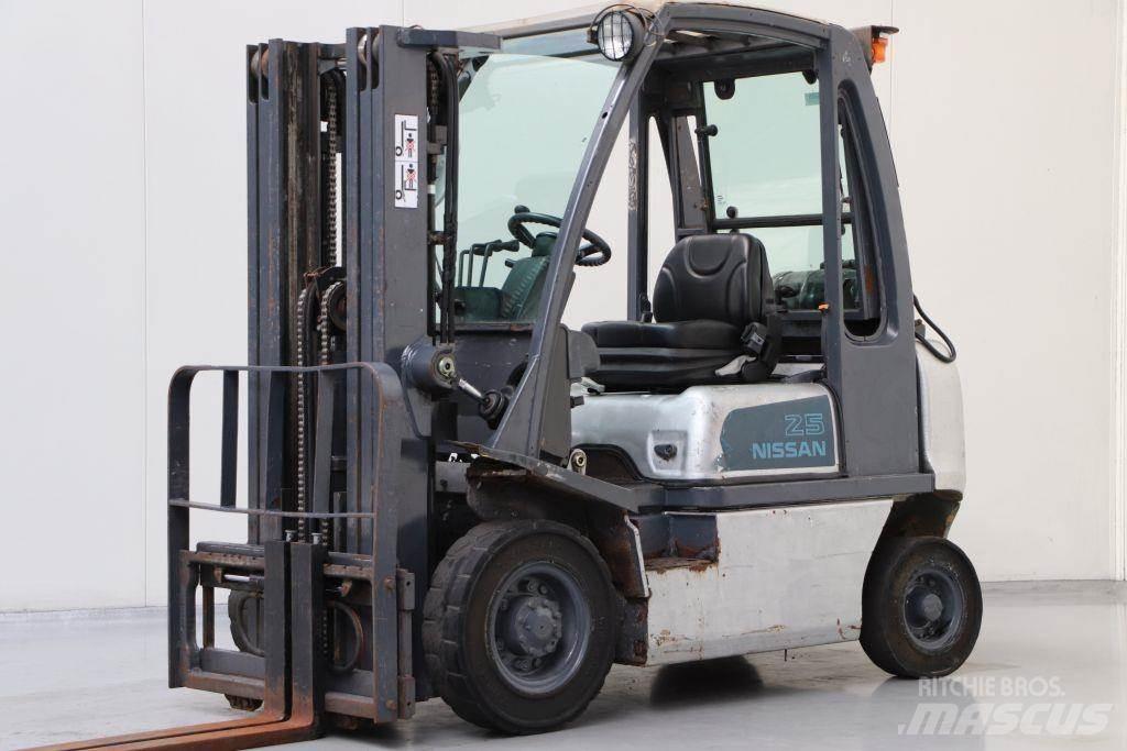 Nissan UD02A25PQ Gasstapler