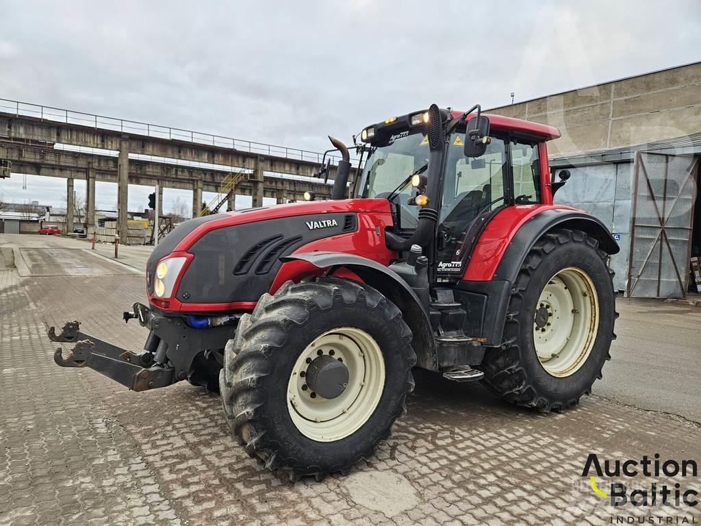 Valtra T213V Traktoren