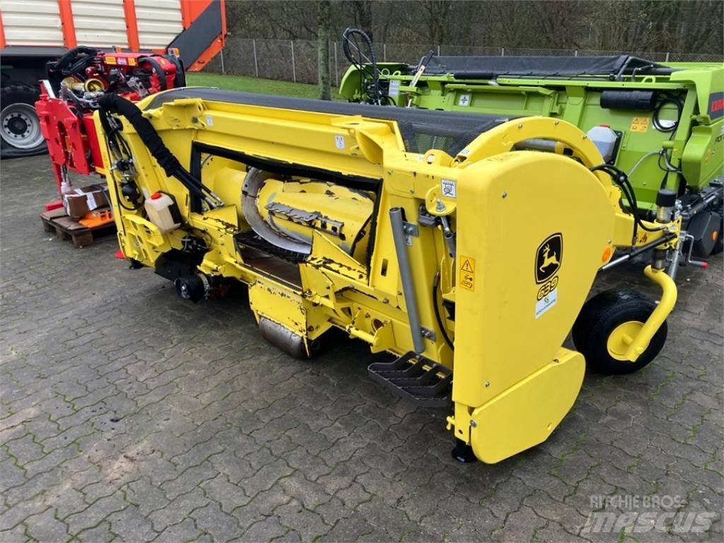 John Deere 8300i Feldhäcksler