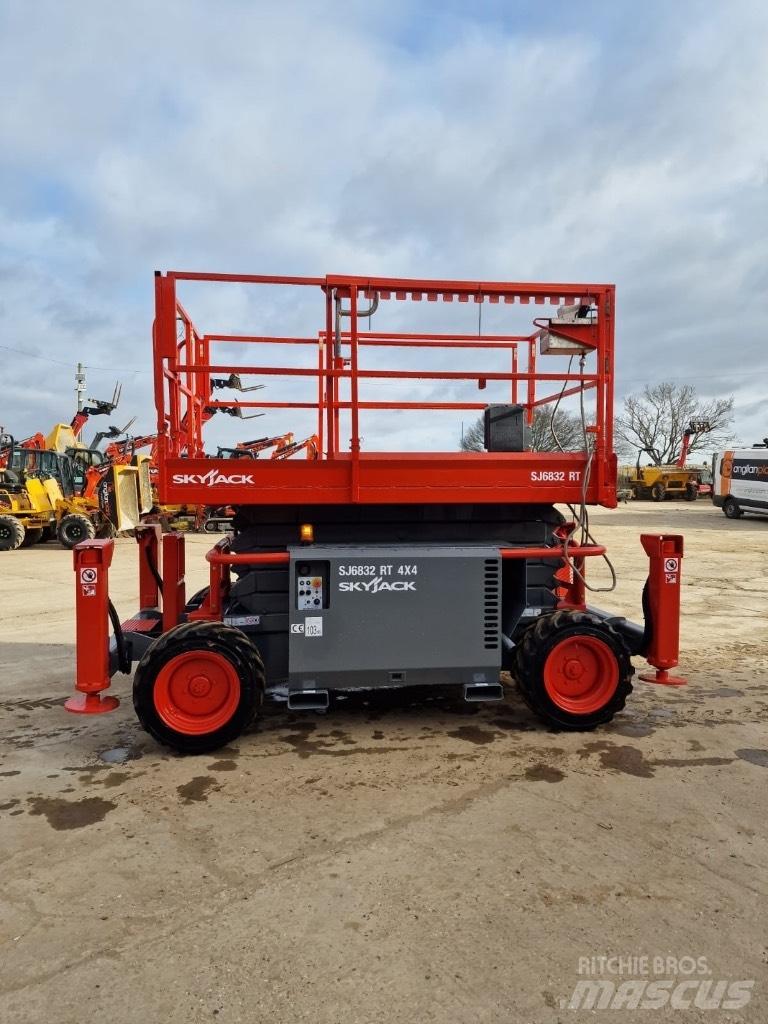 SkyJack SJ 6832 RT Scheren-Arbeitsbühnen