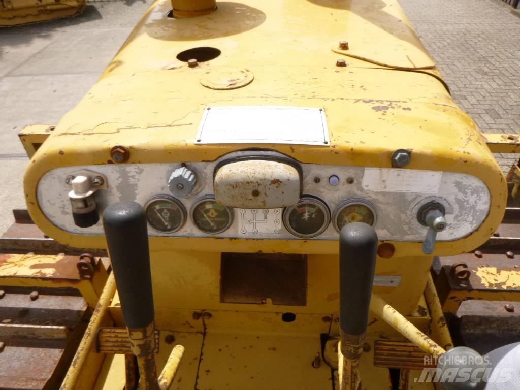 CAT D 4 D Bulldozer