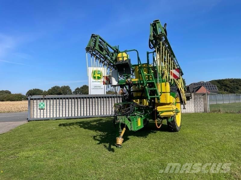 John Deere 824 Anhängespritzen