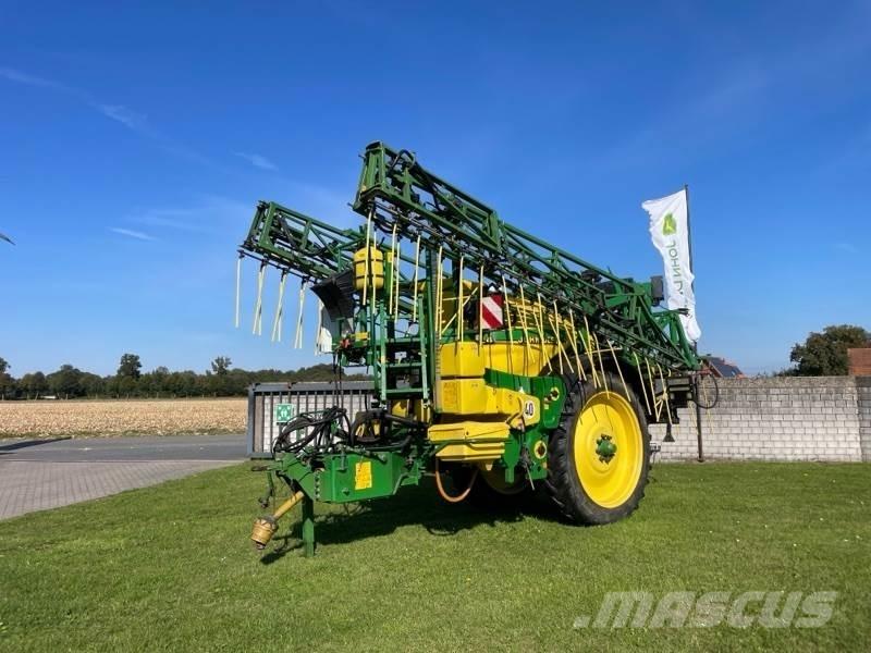 John Deere 824 Anhängespritzen