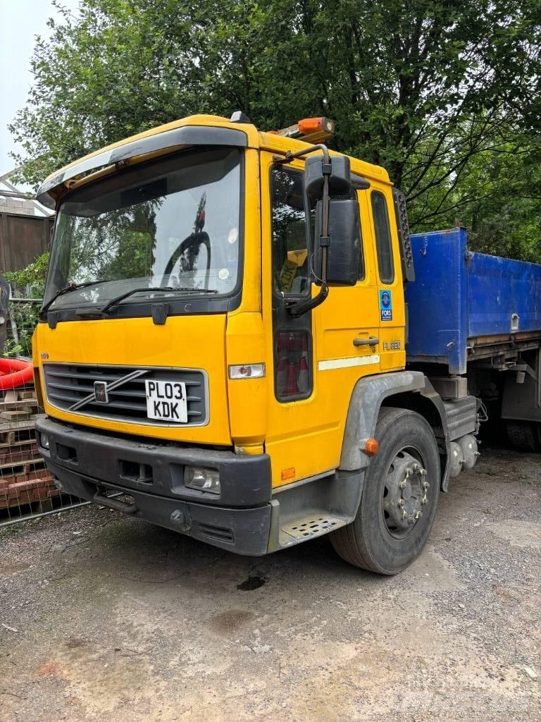Volvo FL 220 Pritschenwagen/Pritschenwagen mit Seitenklappe