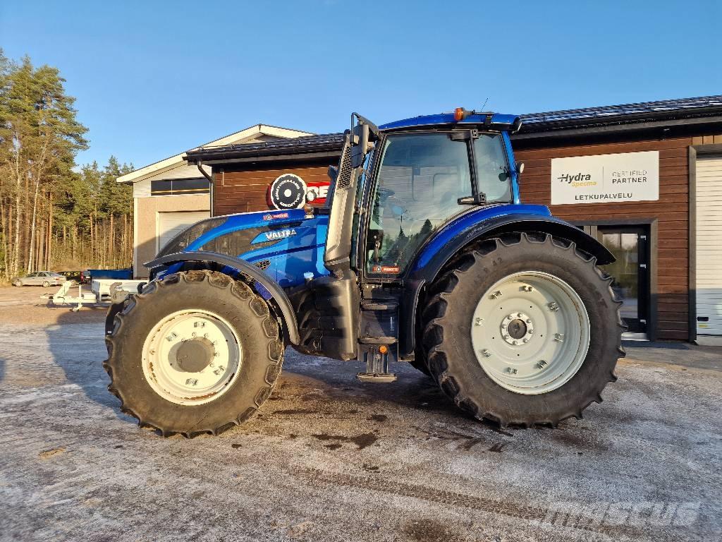 Valtra T 215 V Traktoren