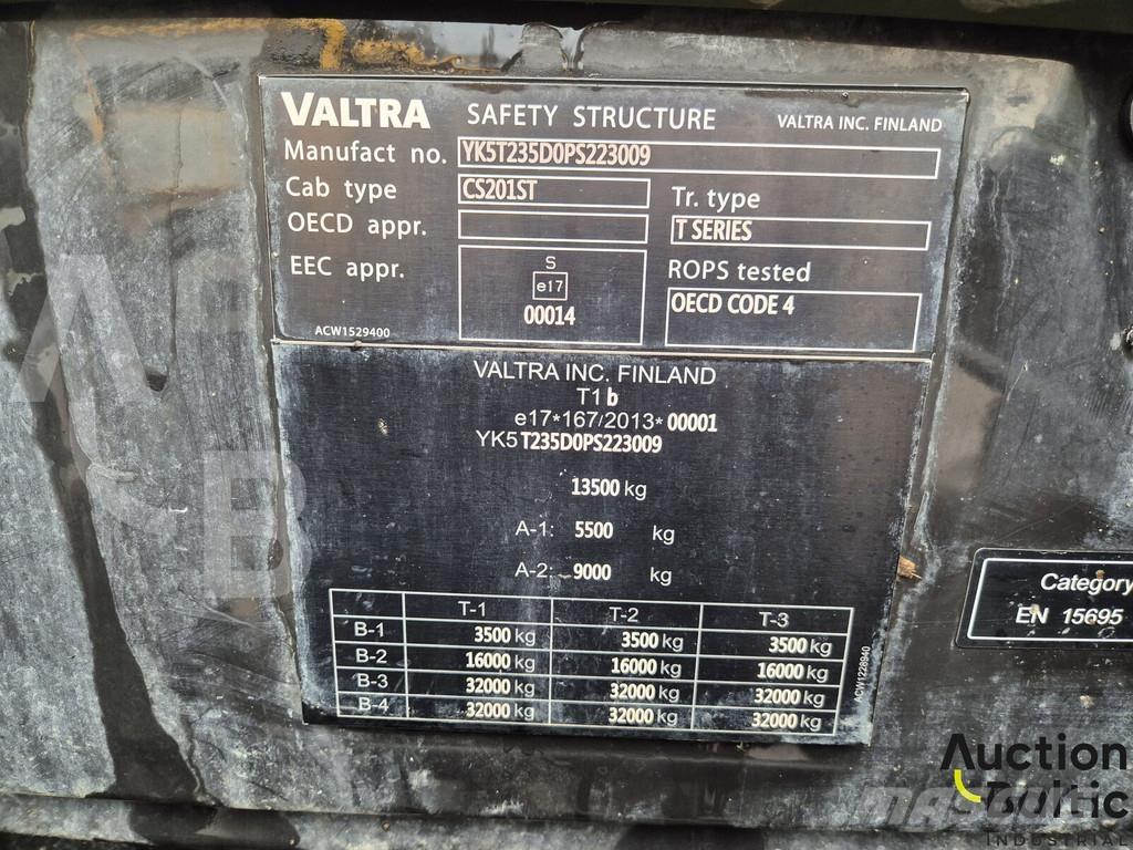 Valtra T235 Traktoren