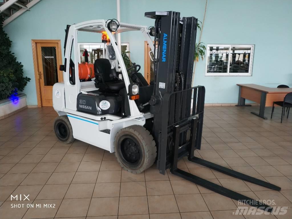Nissan UGD-30 Gasstapler