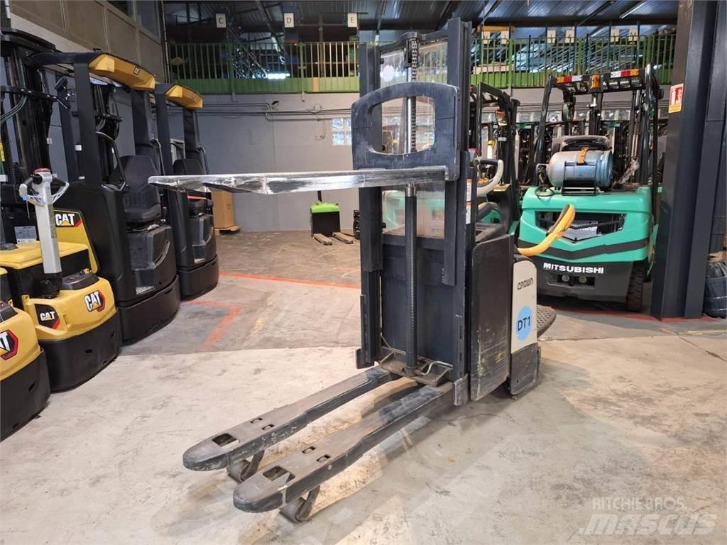 Crown DT3040 Selbstfahrstapler