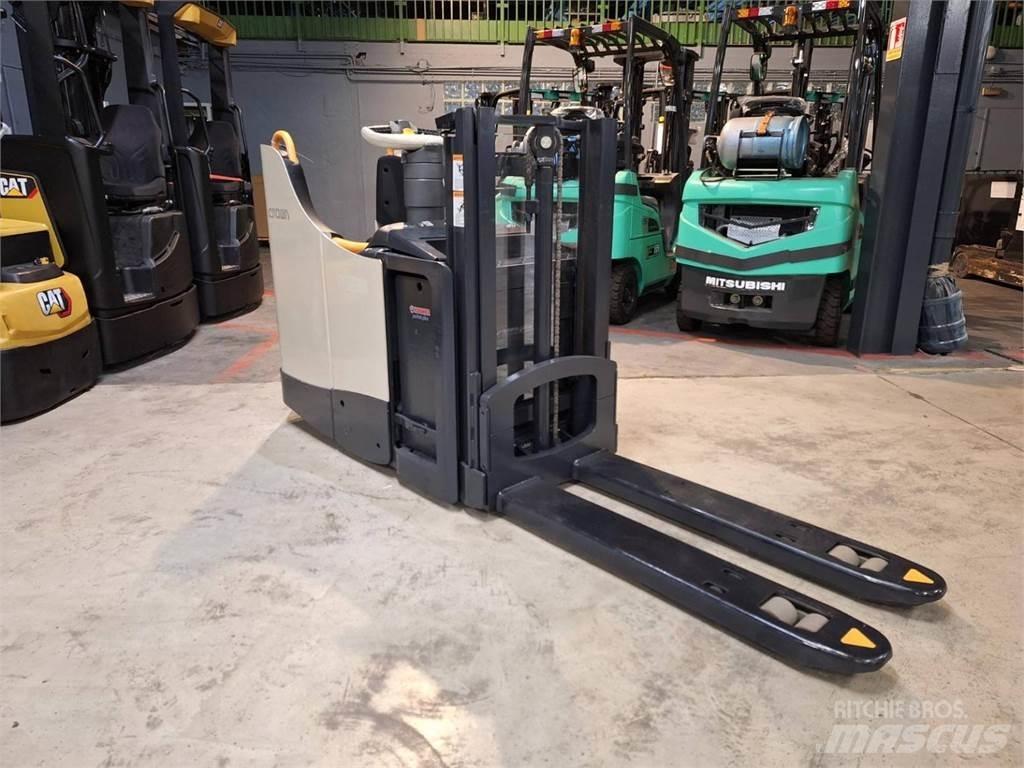 Crown DT3040 Selbstfahrstapler