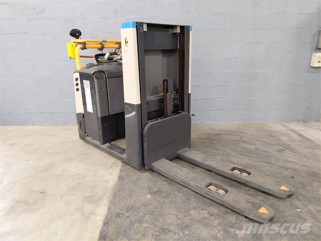 Crown GPC3045 Mittelhub-Kommissionierer