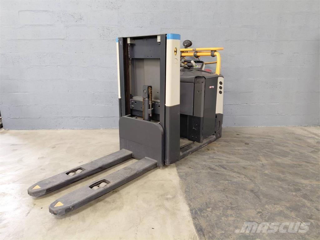 Crown GPC3045 Mittelhub-Kommissionierer