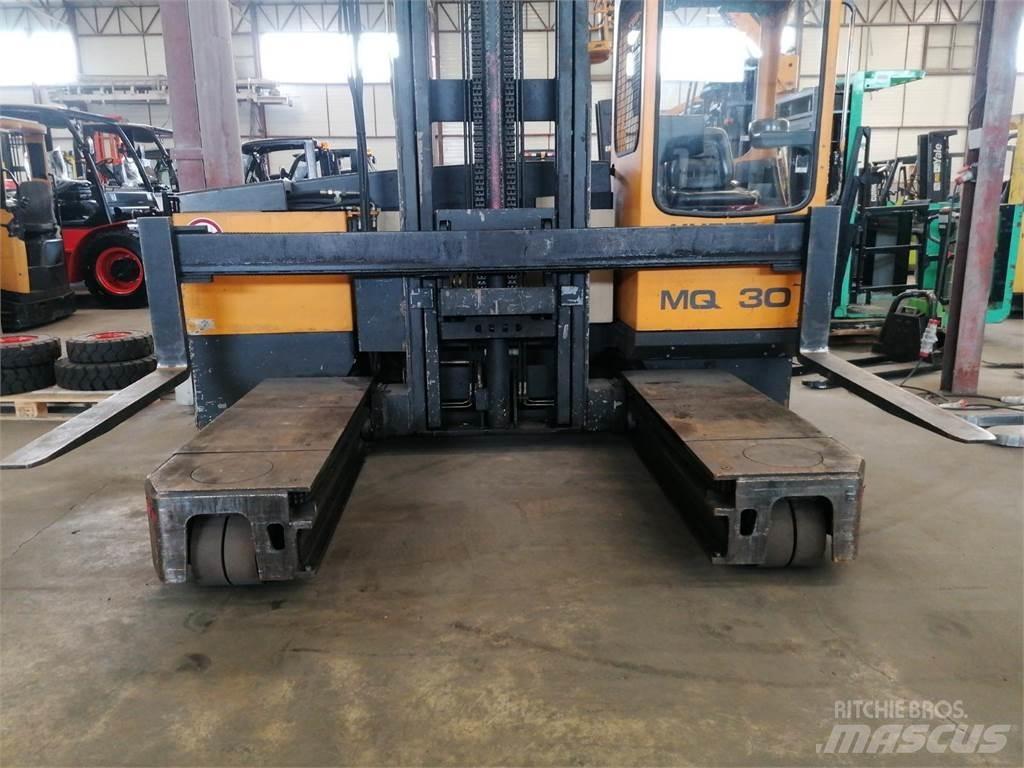 Hubtex MQ30 Seitenstapler