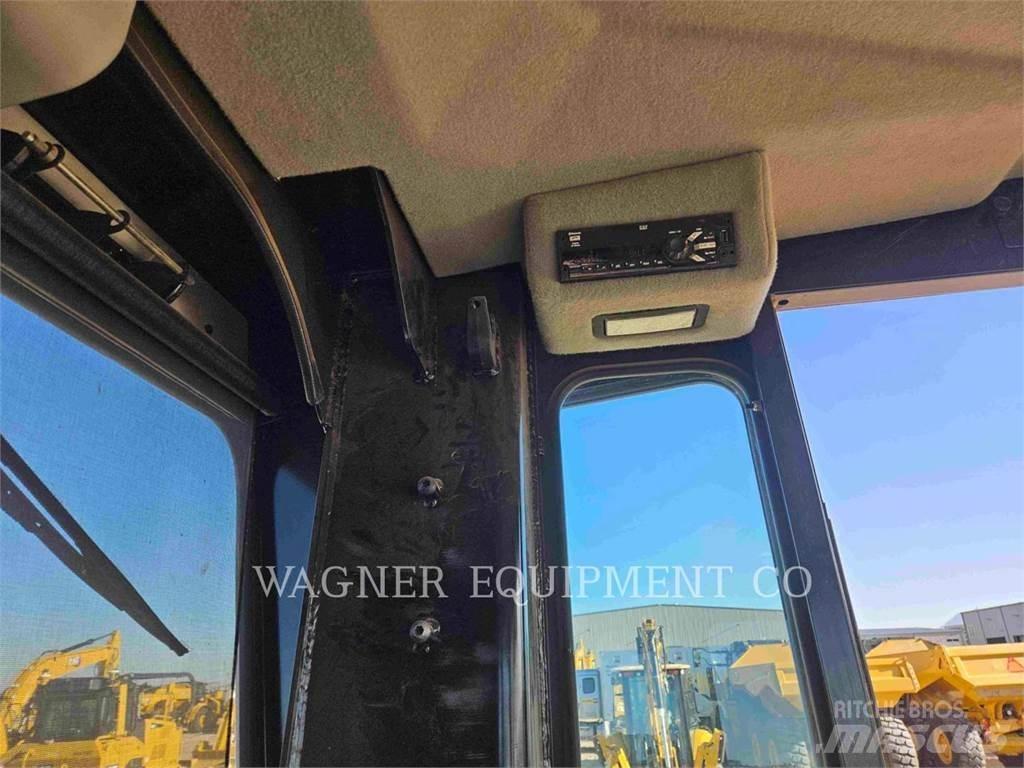 CAT 140 Grader