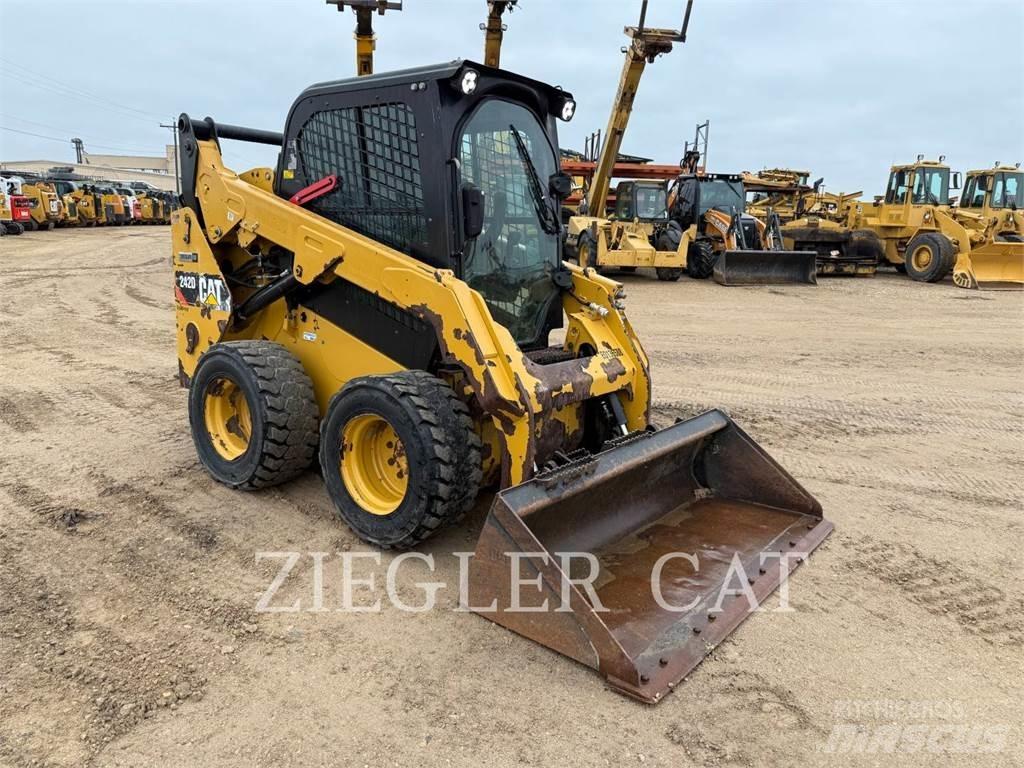 CAT 242D Kompaktlader