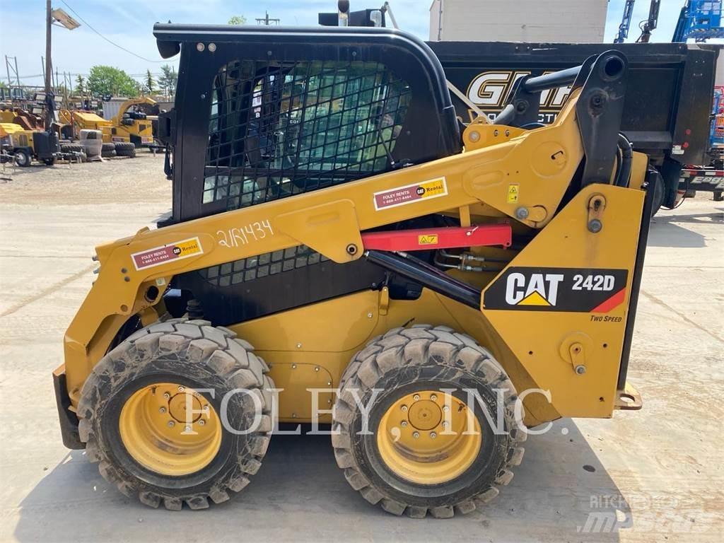CAT 242D Kompaktlader
