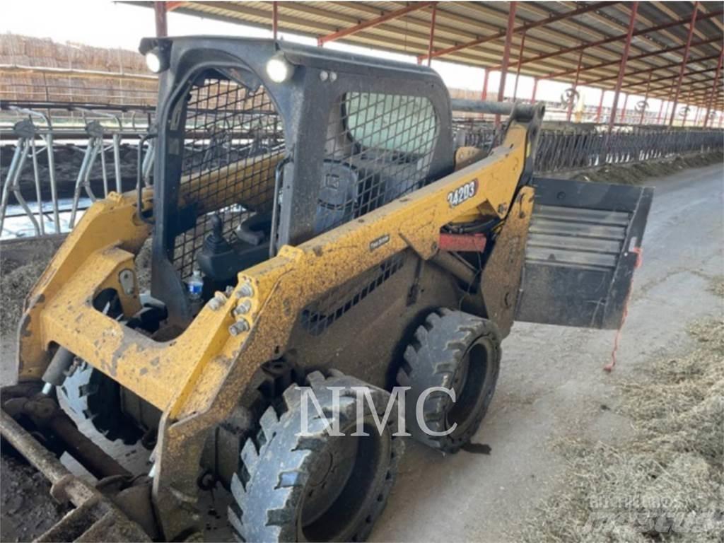CAT 242D3 Kompaktlader