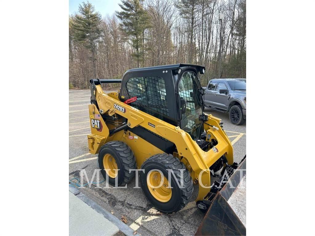 CAT 242D3 Kompaktlader