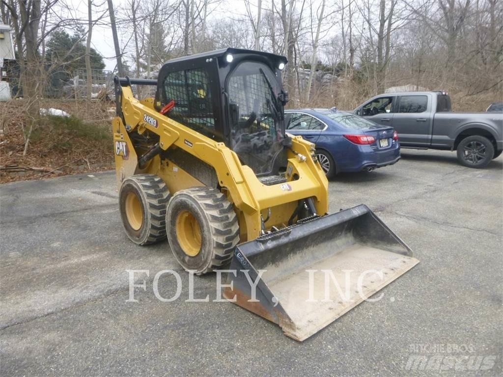 CAT 242D3 Kompaktlader