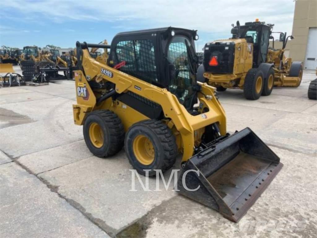 CAT 242D3 Kompaktlader