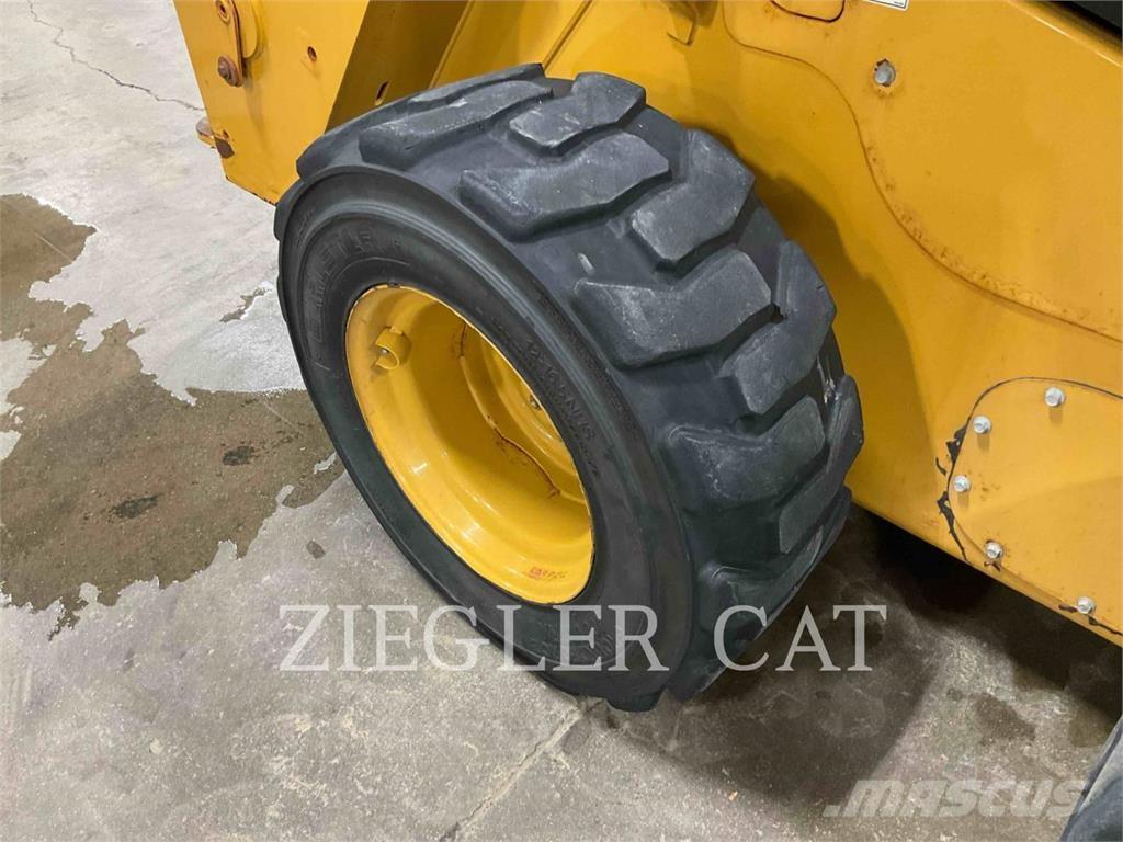 CAT 242D3 Kompaktlader