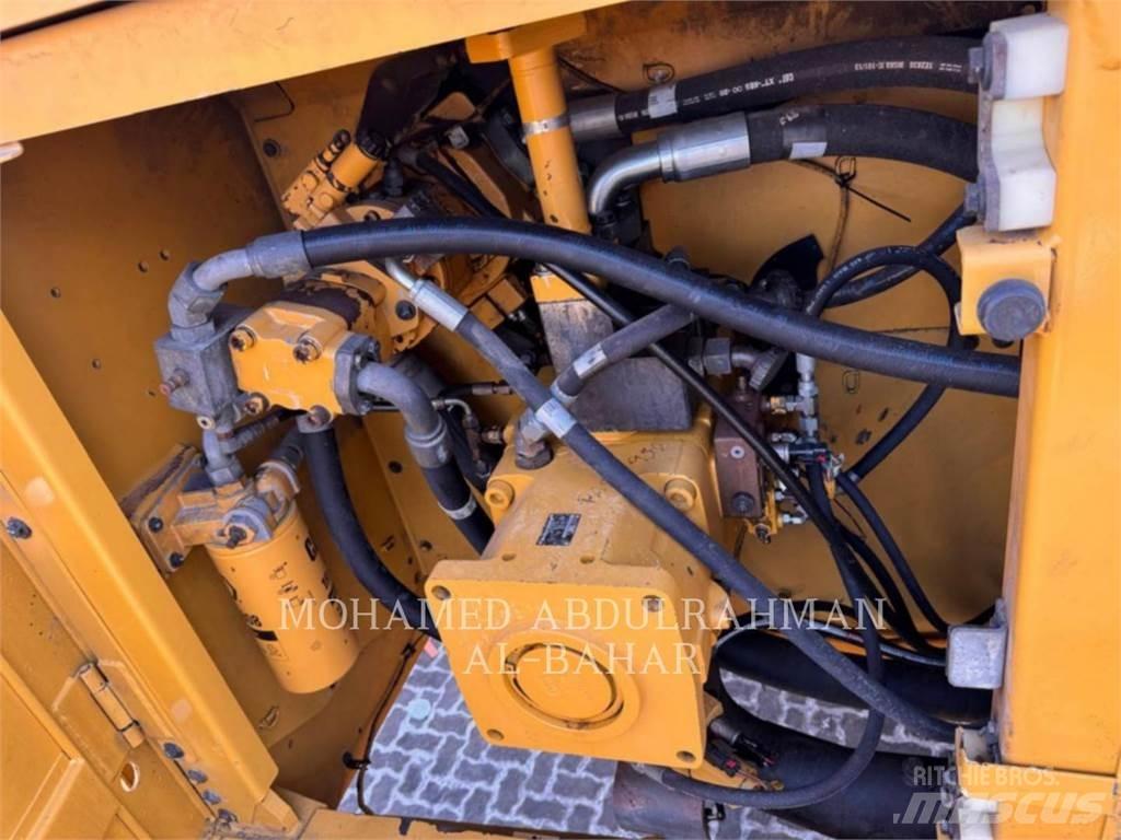 CAT 374D L Raupenbagger