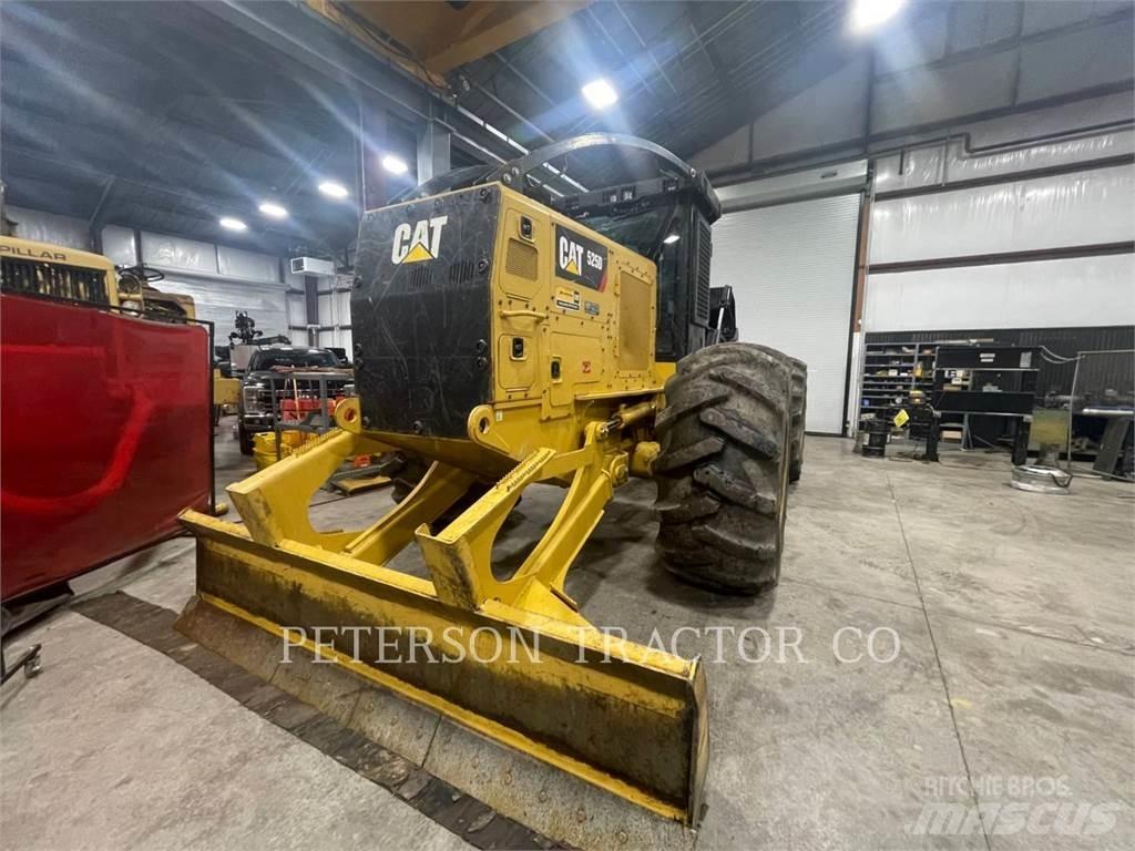CAT 525D Stammholzschlepper
