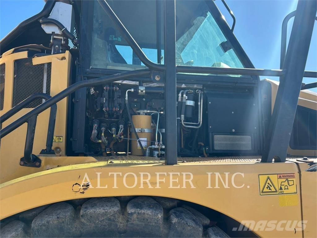CAT 740B Dumper - Knickgelenk