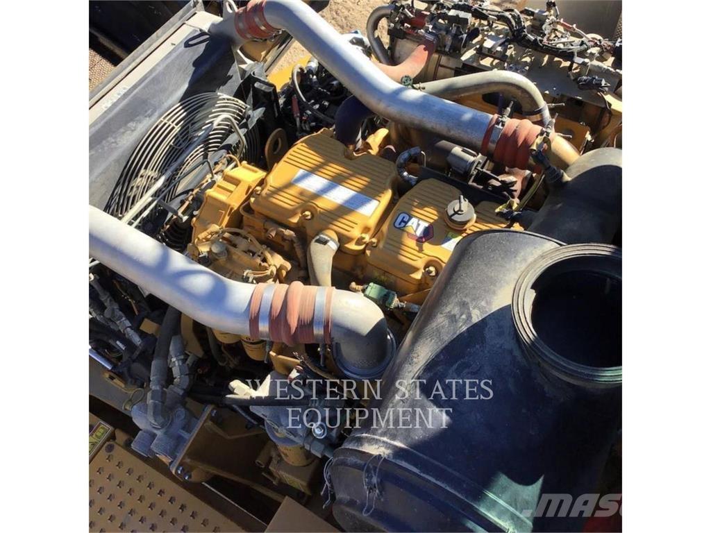 CAT 745 Dumper - Knickgelenk