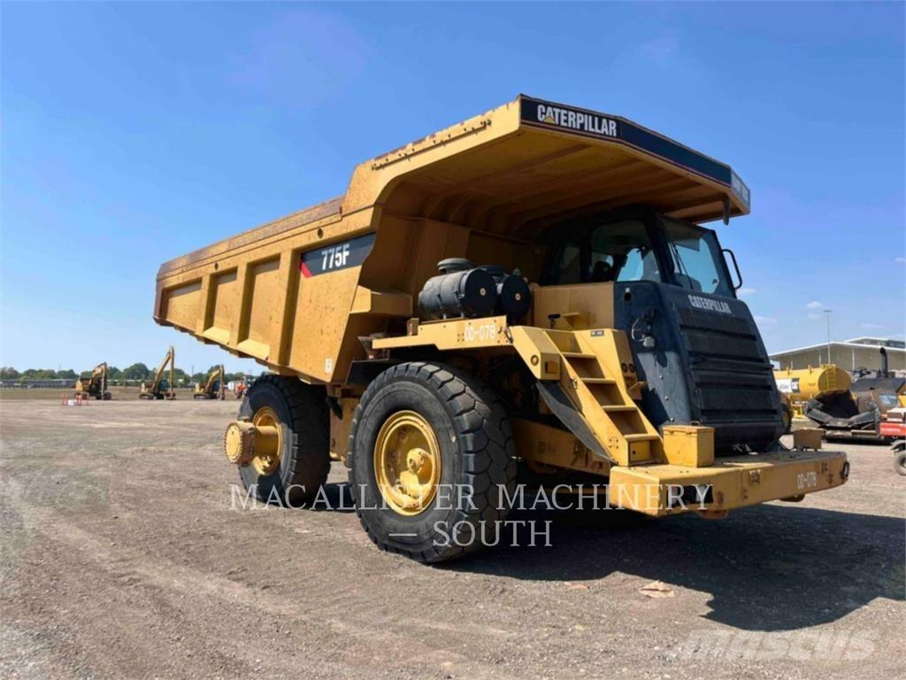 CAT 775F Dumper - Knickgelenk