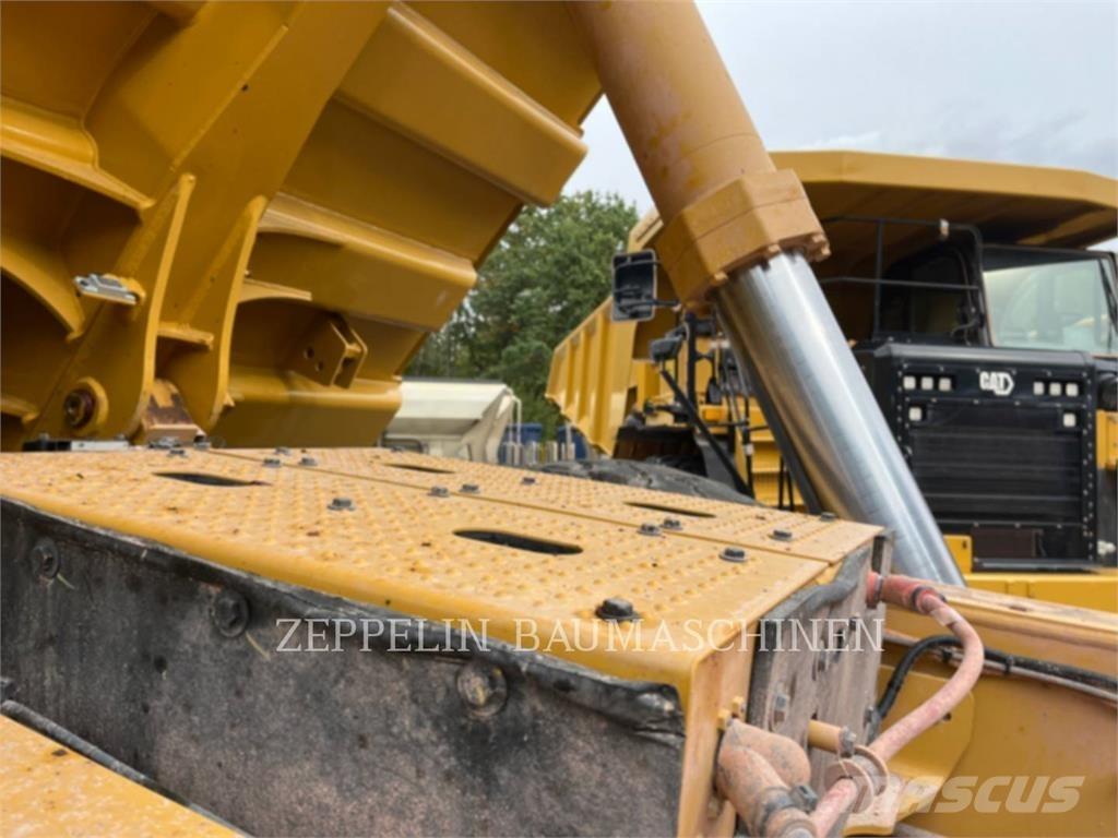 CAT 775G Dumper - Knickgelenk