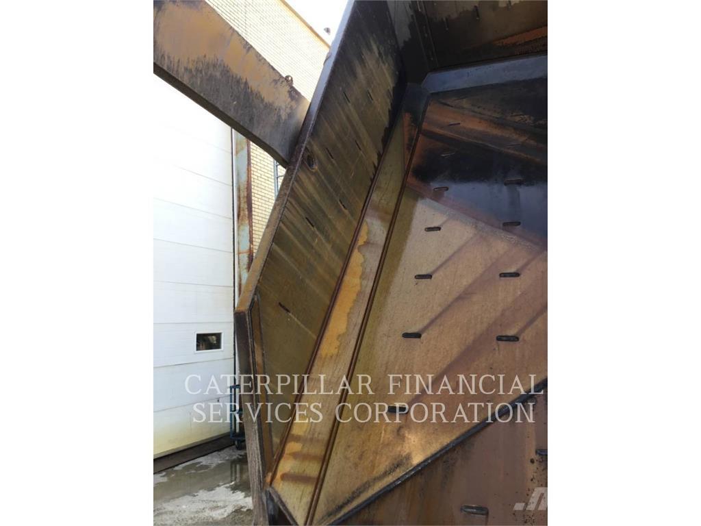 CAT 775G Dumper - Knickgelenk