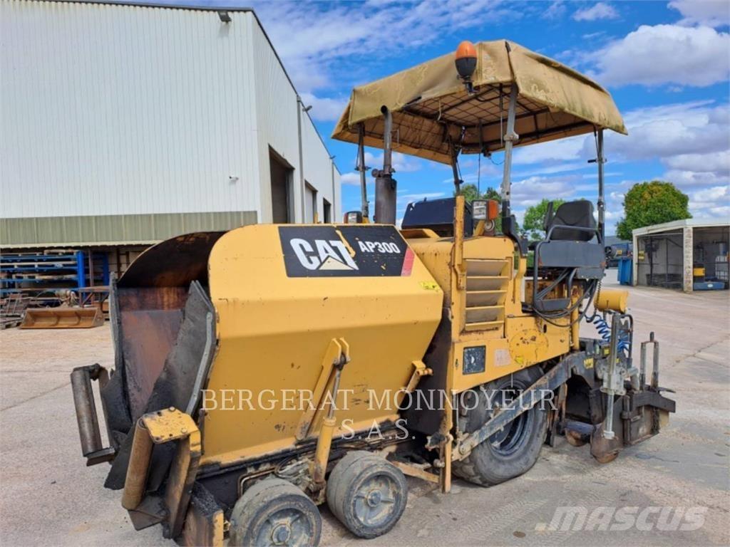 CAT AP300 Strassenfertiger