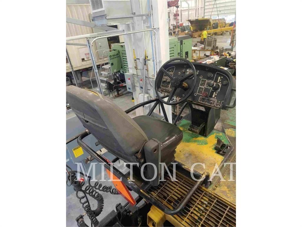 CAT BG-2455D Strassenfertiger