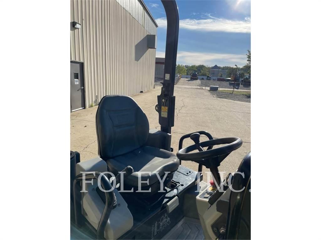 CAT CB24B Tandemwalzen