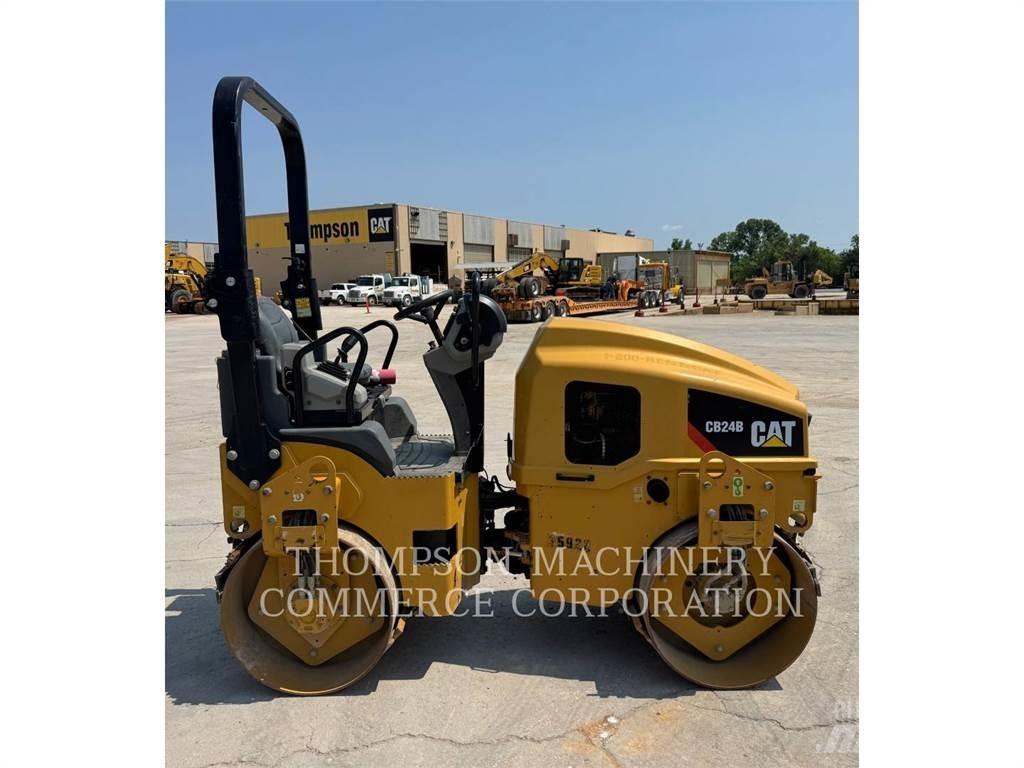 CAT CB24B Tandemwalzen