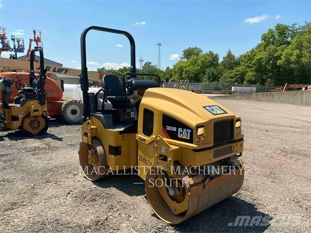 CAT CB24B Tandemwalzen