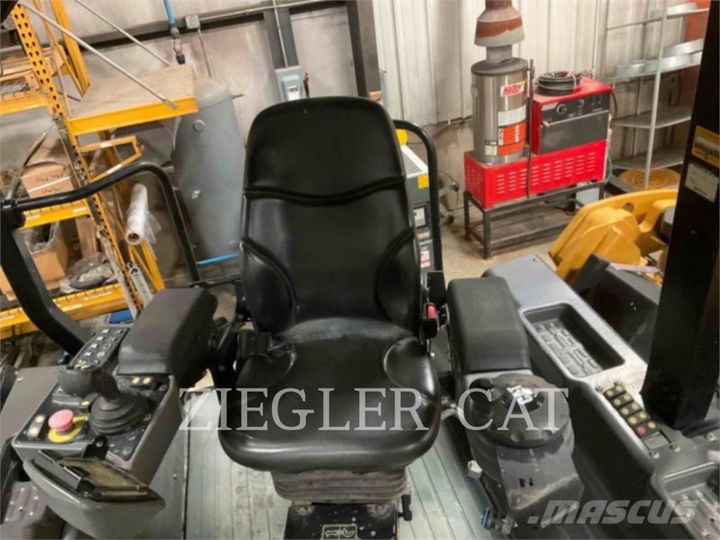 CAT CB68B Erdbauwalzen