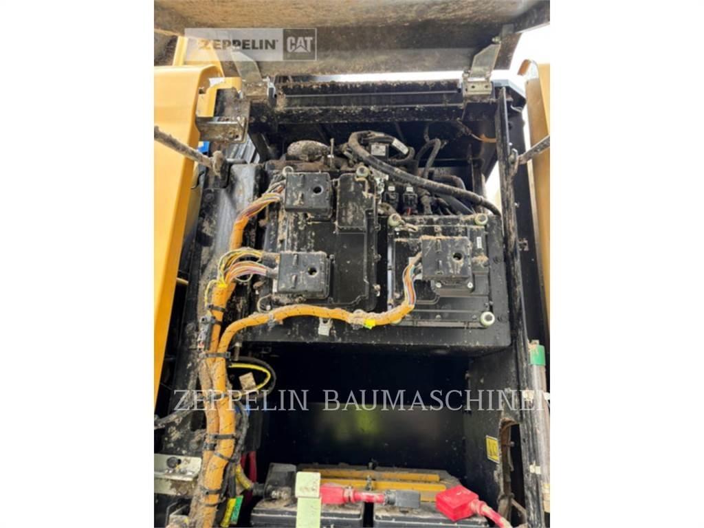 CAT MH3022-06C Abrissbagger