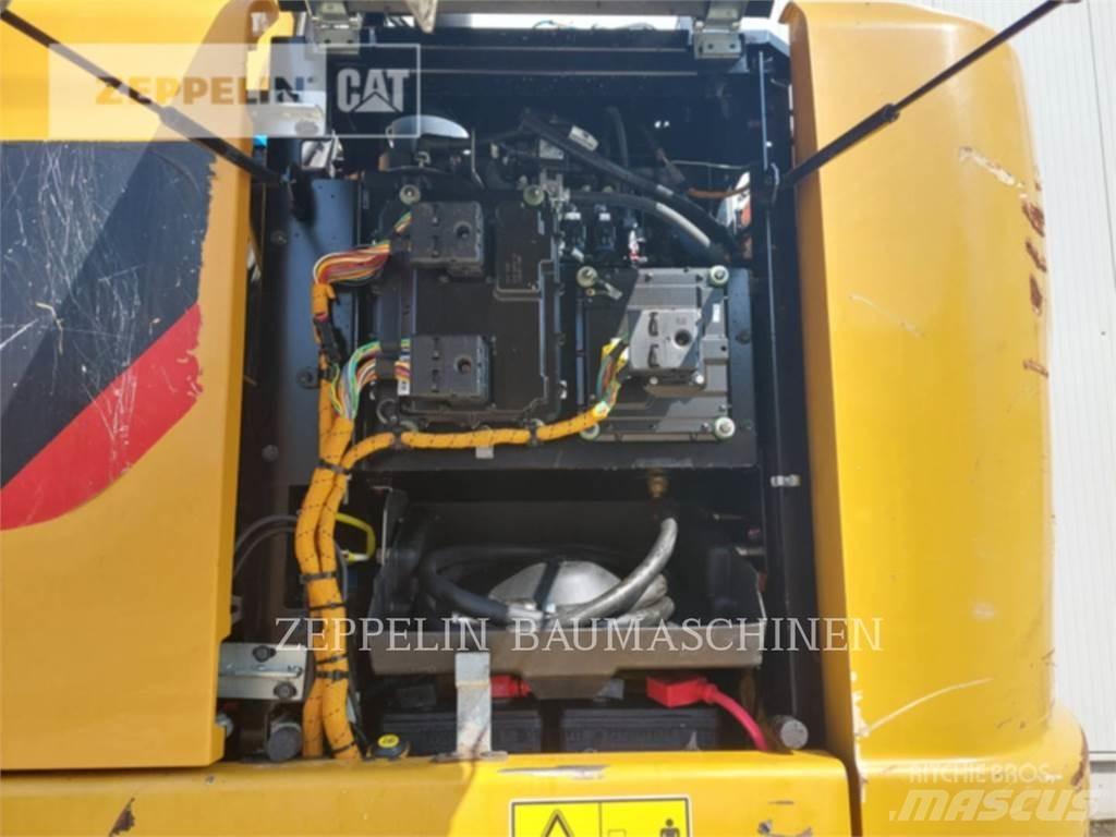 CAT MH3024-06C Abrissbagger