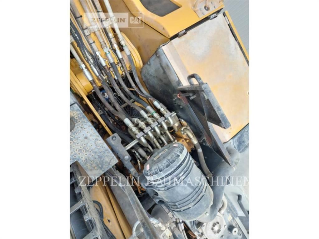 CAT MH3024-06C Abrissbagger
