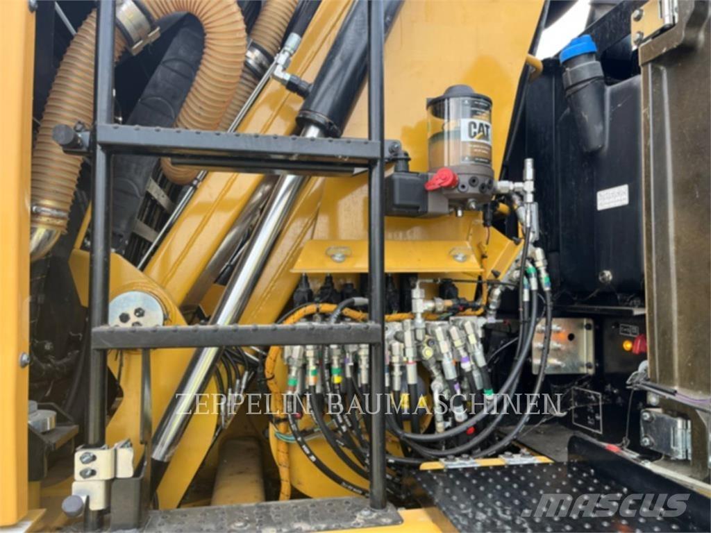 CAT MH3024-06C Abrissbagger