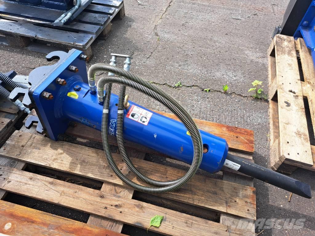 Daemo E40 with CW05 Hammer / Brecher