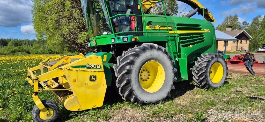 John Deere 7300 Selbstfahrende Häcksler