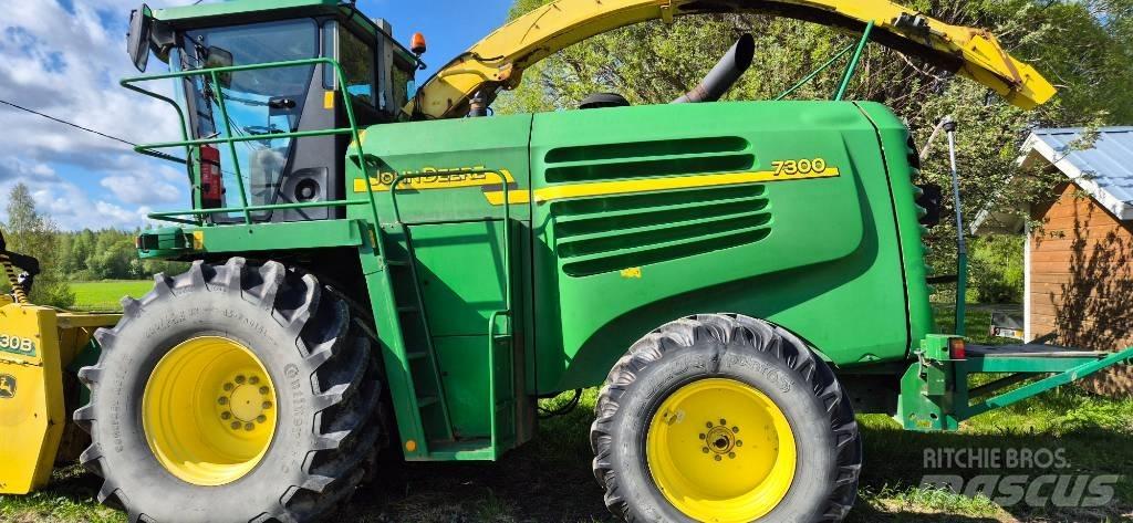 John Deere 7300 Selbstfahrende Häcksler